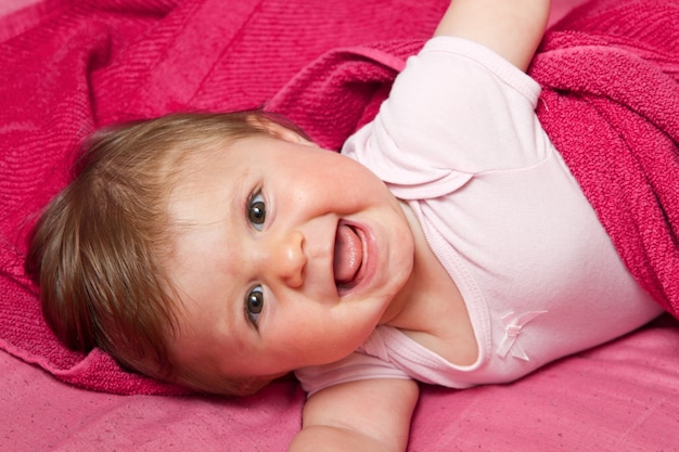 Un bambino adorabile e ridente che guarda