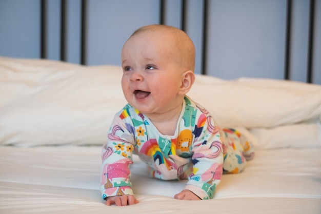 愛らしい小さな赤ちゃんの肖像画。屋内でかわいい女の赤ちゃん。 6ヶ月の白人の子供