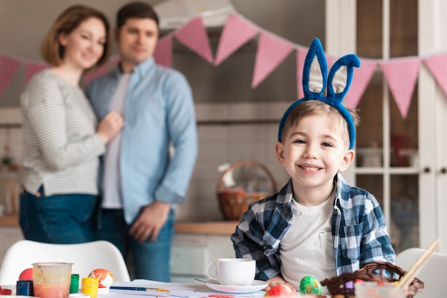 写真 笑顔のバニーの耳を持つ愛らしい少年