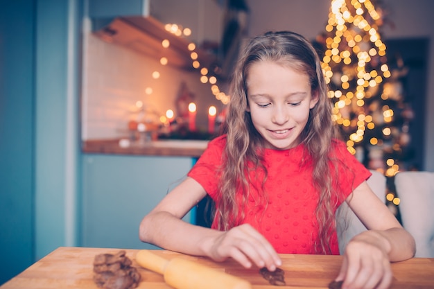 クリスマスのジンジャーブレッドのクッキーを焼くのかわいい女の子