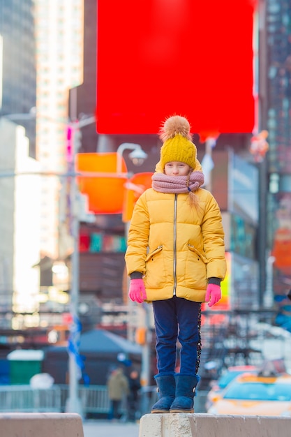 Adorabile bambina divertirsi a times square a new york city