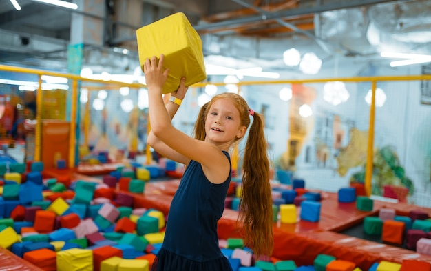 Фото Очаровательная маленькая девочка играет с мягкими кубиками