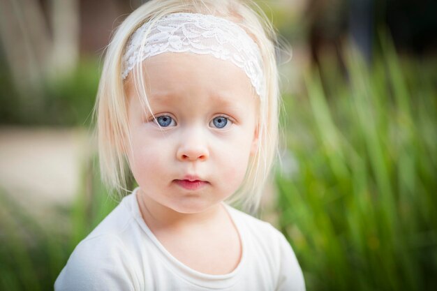 Photo adorable little girl portrait outside