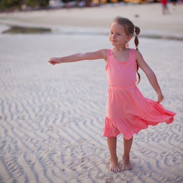 Adorabile bambina in vacanza spiaggia tropicale a phillipines