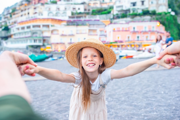 イタリアのポジターノの町の暖かい日当たりの良い夏の日のかわいい女の子