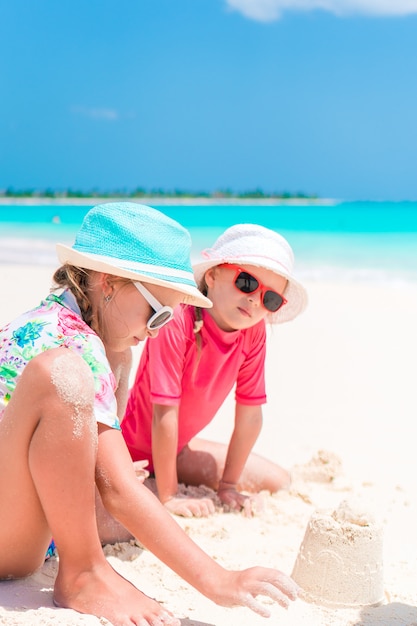 Adorabili bambine durante le vacanze estive sulla spiaggia