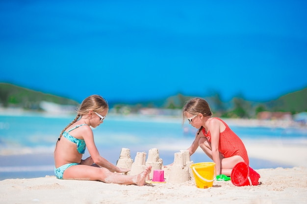 Adorabili bambine durante le vacanze estive sulla spiaggia