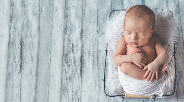 Neonato adorabile che dorme nella stanza accogliente.