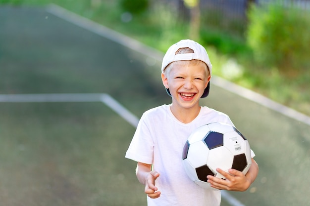 写真 サッカーのフィールドで愛らしいスポーティな子供