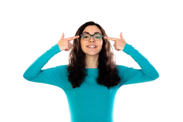 Adorabile ragazza adolescente con maglione blu isolato su un muro bianco