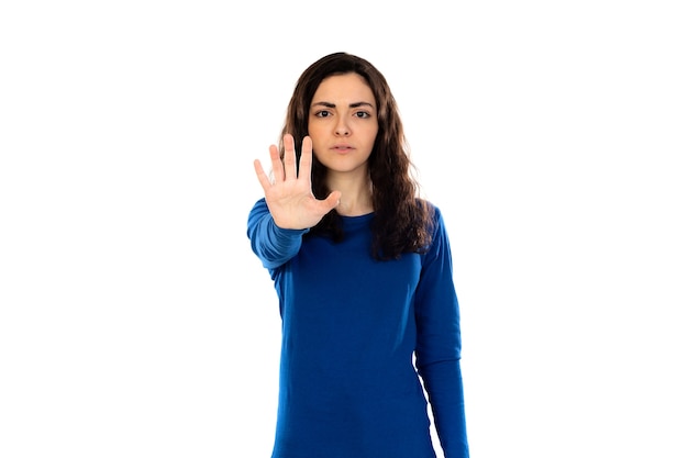 Adorabile ragazza adolescente con maglione blu isolato su un muro bianco