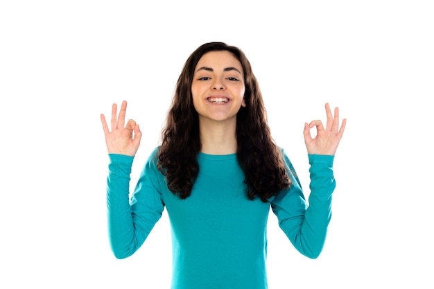 Adorabile ragazza adolescente con maglione blu isolato su un muro bianco