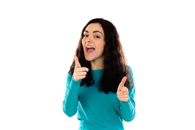 Foto adorabile ragazza adolescente con maglione blu isolato su un muro bianco