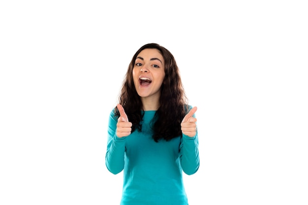 Adorabile ragazza adolescente con maglione blu isolato su un muro bianco