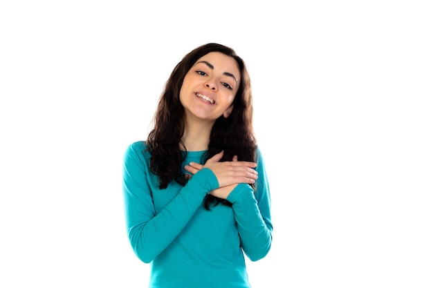 Adorabile ragazza adolescente con maglione blu isolato su un muro bianco