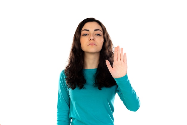 Foto adorabile ragazza adolescente con maglione blu isolato su un muro bianco