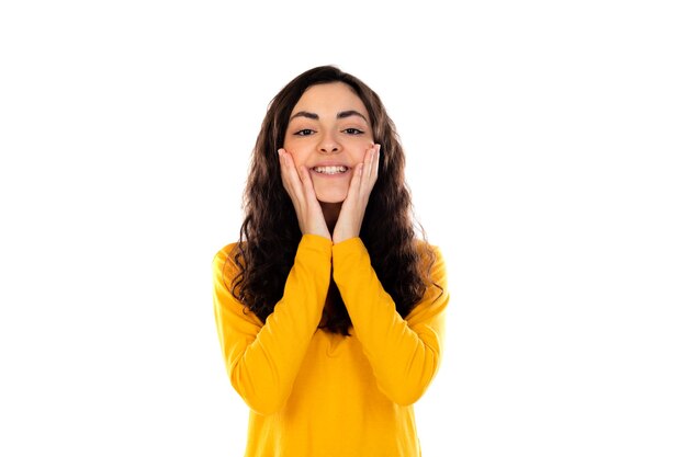 Очаровательная девочка-подросток с желтым свитером, изолированным на белой стене