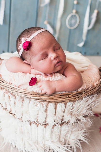 Photo adorable tiny baby sleeping in basket