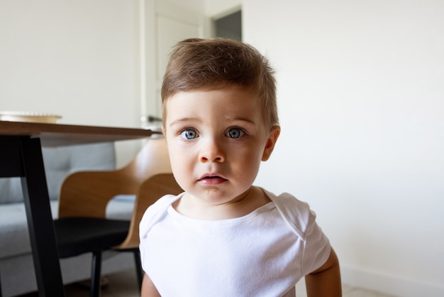 Adorabile bambino bambino di un anno in attesa di cibo a casa per bambini ritratto di primo piano di attività e...