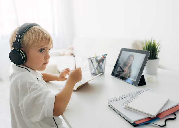 Photo adorable young boy home schooling