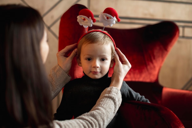 Foto adorabile giovane ragazzo pronto per natale