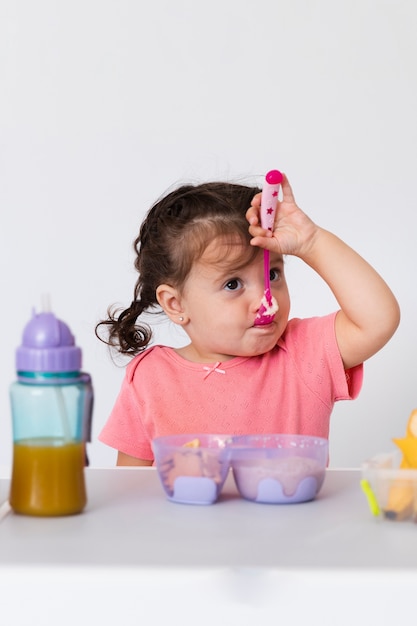 Photo adorable young girl having breakfast