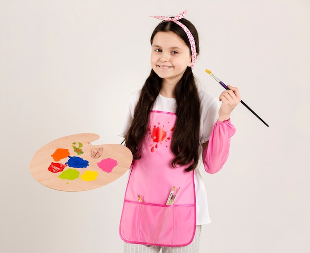 Photo adorable young painter medium shot