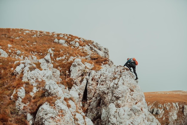 Adrenaline extreme sport buiten klimmer klimmen op de berg rotspiek avontuurlijke reizen