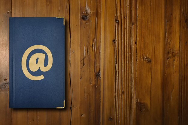 Adresboek op een houten bureau