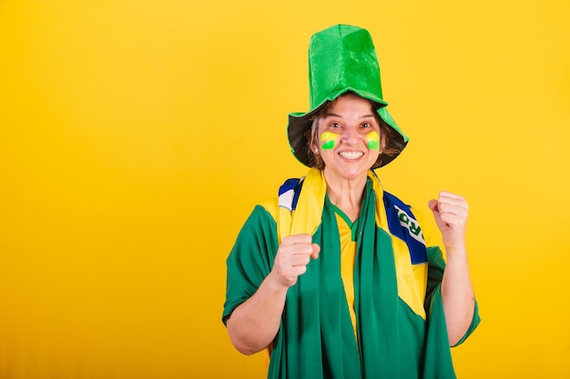 Photo adult adult woman brazil soccer fan wearing flag and hat dancing partying