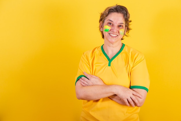 Tifoso di calcio adulto donna dal brasile con le braccia incrociate