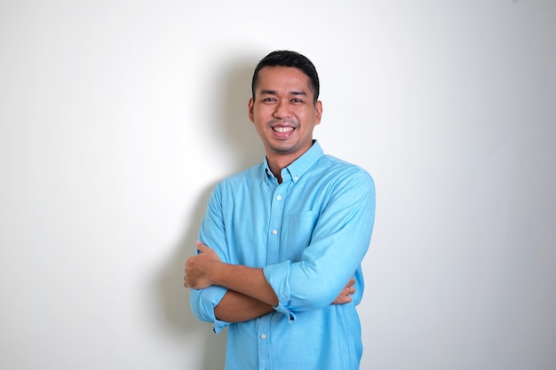 Photo adult asian man lean on white wall and showing confident gesture