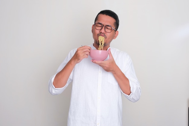 사진 국수를 먹을 때 즐거운 표정을 보이는 성인 아시아 남성