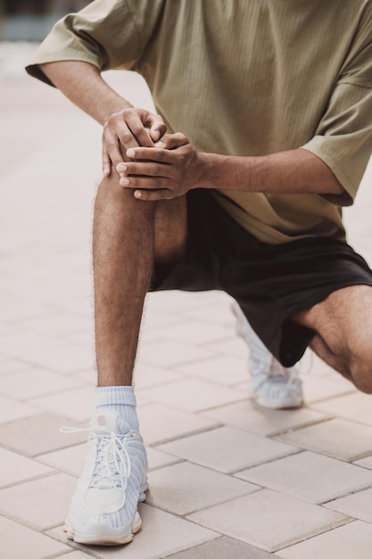 Foto atleta adulto che soffre di dolore acuto al ginocchio