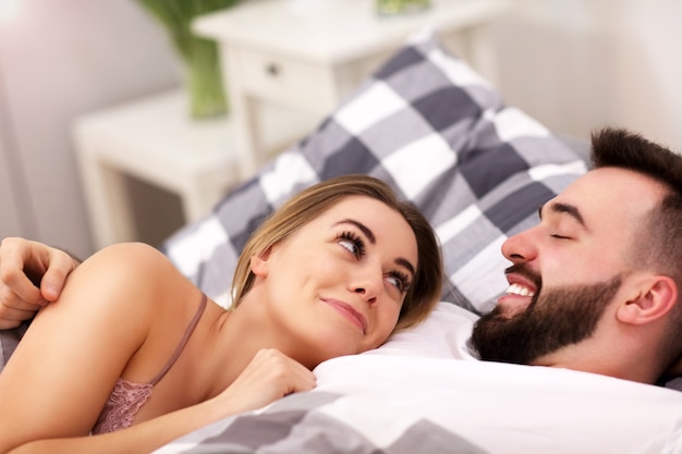 Photo adult attractive couple in bed