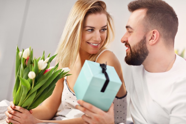 Photo adult attractive couple in bed