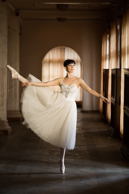 Foto ballerina adulta che pratica nella sala del teatro