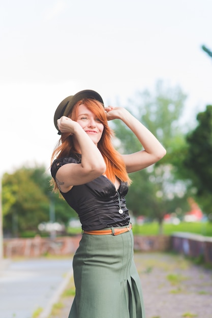 Sorridere posteriore all'aperto della luce della donna adulta bella