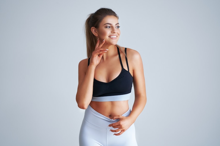 Photo adult beautiful woman working out over light background