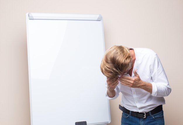 Photo adult blonde businessman with a board