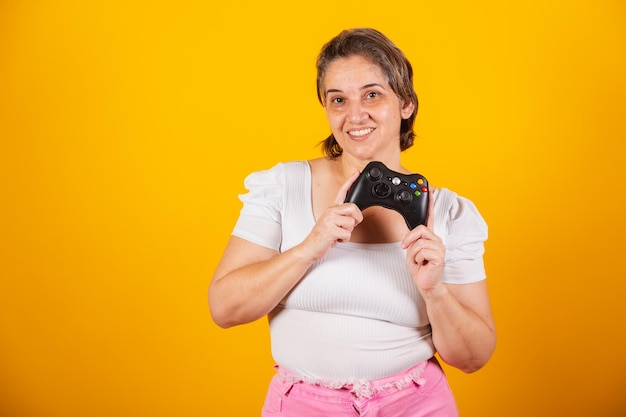 Взрослая бразильская женщина-мать держит джойстик дистанционного управления видеоигрой Gamer