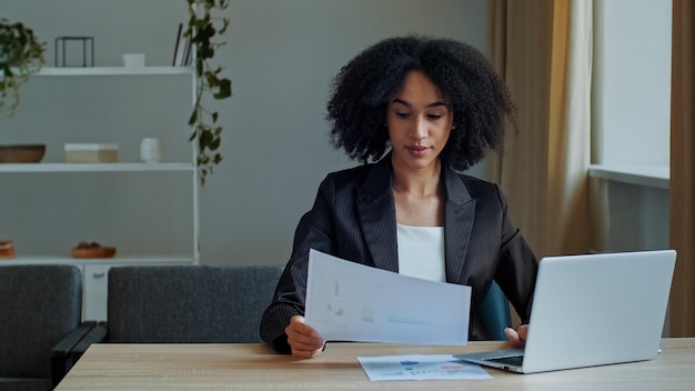 Foto l'uomo d'affari adulto che grida eccitato si siede in ufficio utilizzando il computer mostra risultati e successo