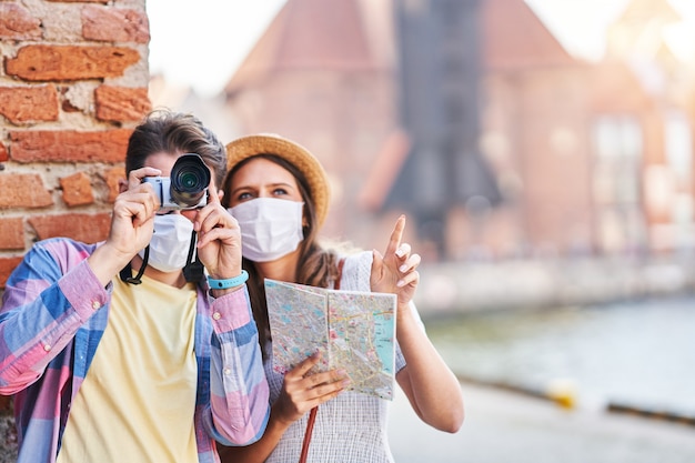 Foto turisti adulti felici in maschere che visitano danzica polonia in estate