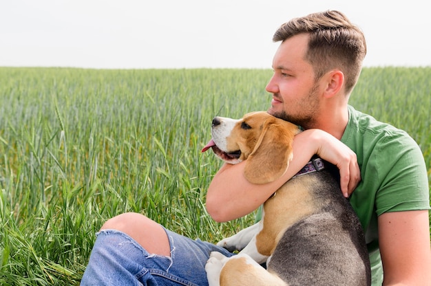 写真 彼のペットと自然を楽しんでいる成人男性