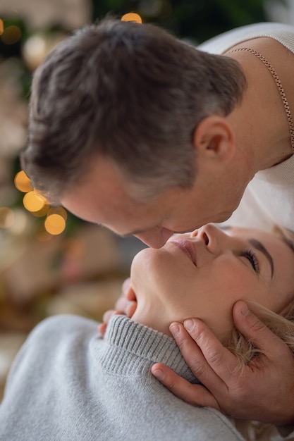 大人の男性と女性がクローズアップにキスしようとしています