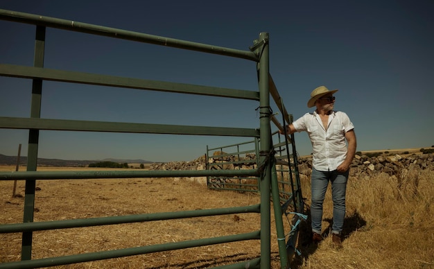 Foto uomo adulto con cappello da cowboy nei campi di castiglia e león, spagna