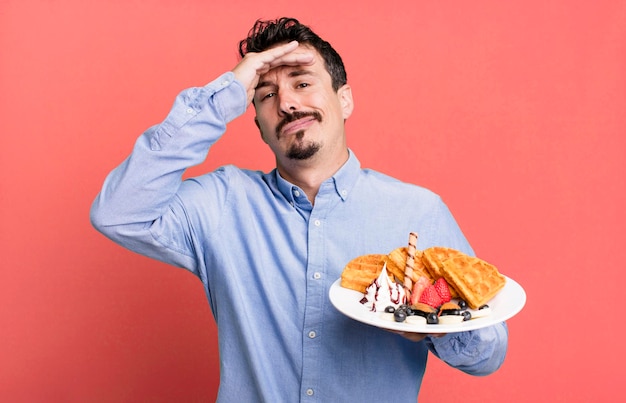 Foto uomo adulto che mangia cialde per colazione