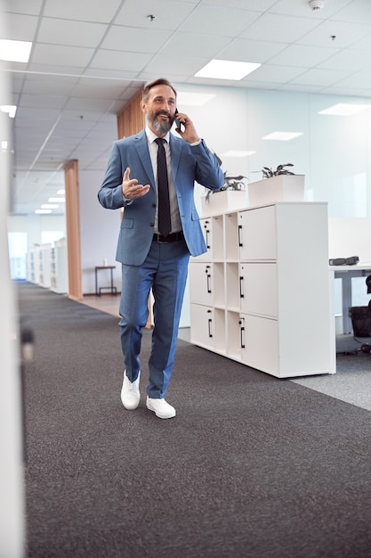 Foto l'uomo adulto sta lavorando in un ufficio moderno