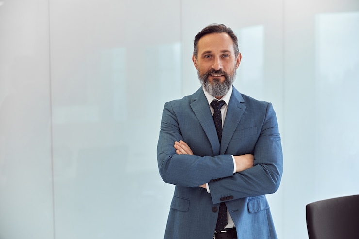 Photo adult man is working in a modern office