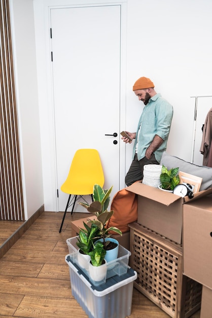 Photo adult man moving in new unfurnished apartments